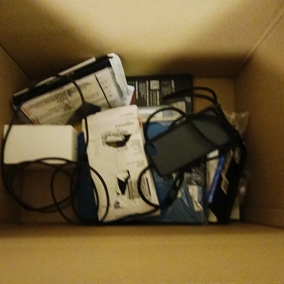 LOT OF APPROXIMATELY 25 ASSORTED ITEMS TO INCLUDE CYGNET POWER BANK, USB-C CABLE AND VARIOUS PHONE CASES