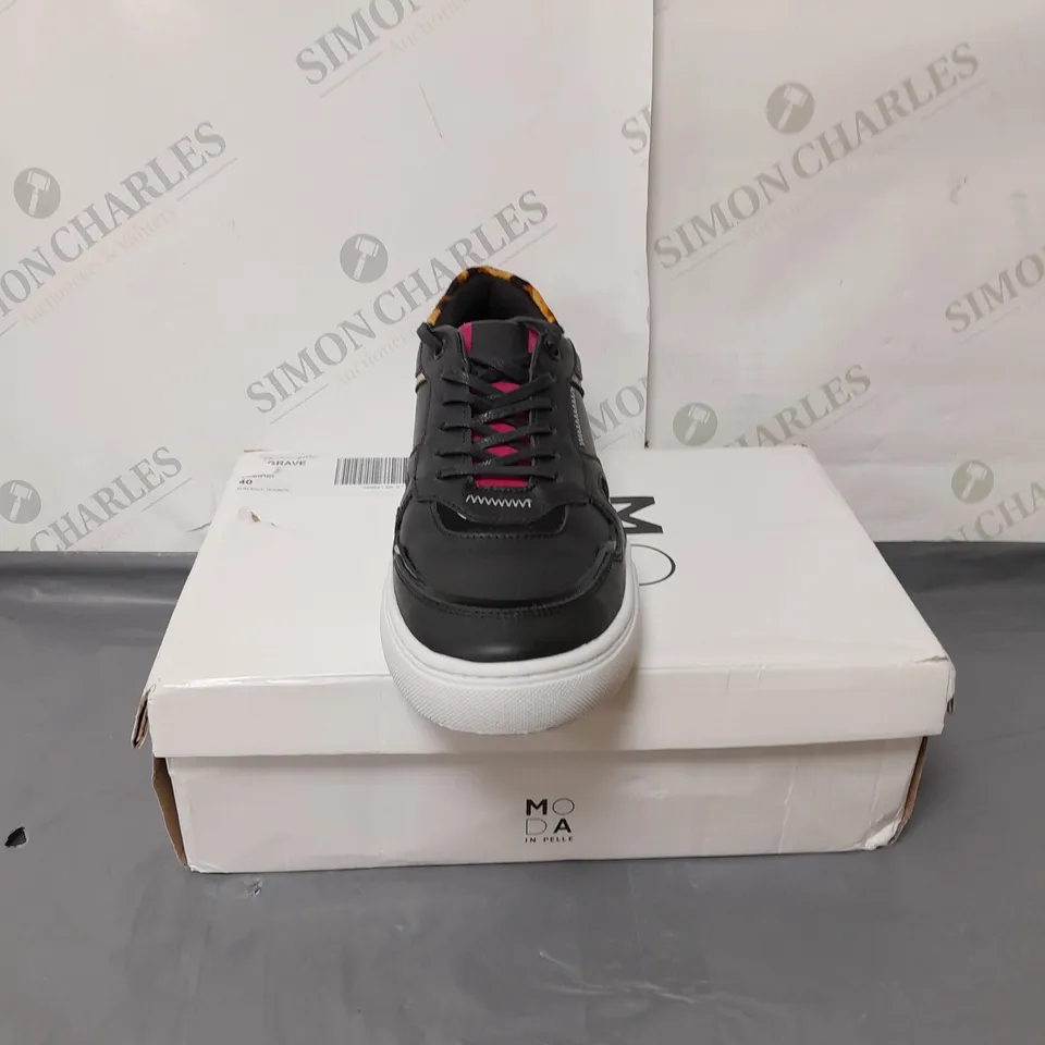 MODA LADIES BLACK TRAINERS SIZE 7