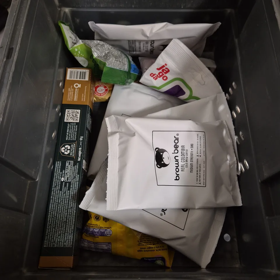 APPROXIMATELY 15 ASSORTED FOOD AND DRINK PRODUCTS TO INCLUDE - LINDT CHOCOLATE BUNNY - PRINGLES - PURELY HONEY - ETC. 
