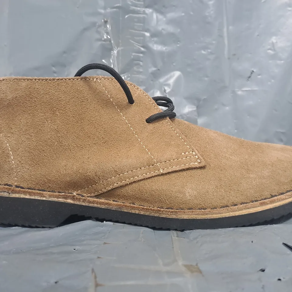BOXED PAIR OF VELDSKOEN SHOES IN TAN SIZE UK M9/W10