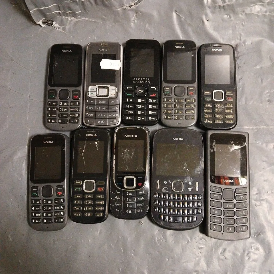 10 X ASSORTED RETRO MOBILE PHONES TO INCLUDE NOKIA, ALCATEL ETC	