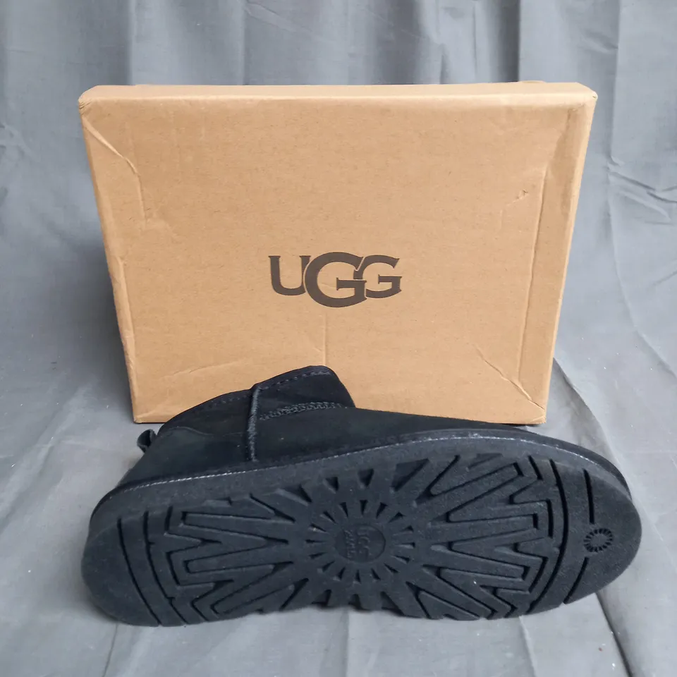 BOXED PAIR OF UGG DAKOTA BLACK UK 6