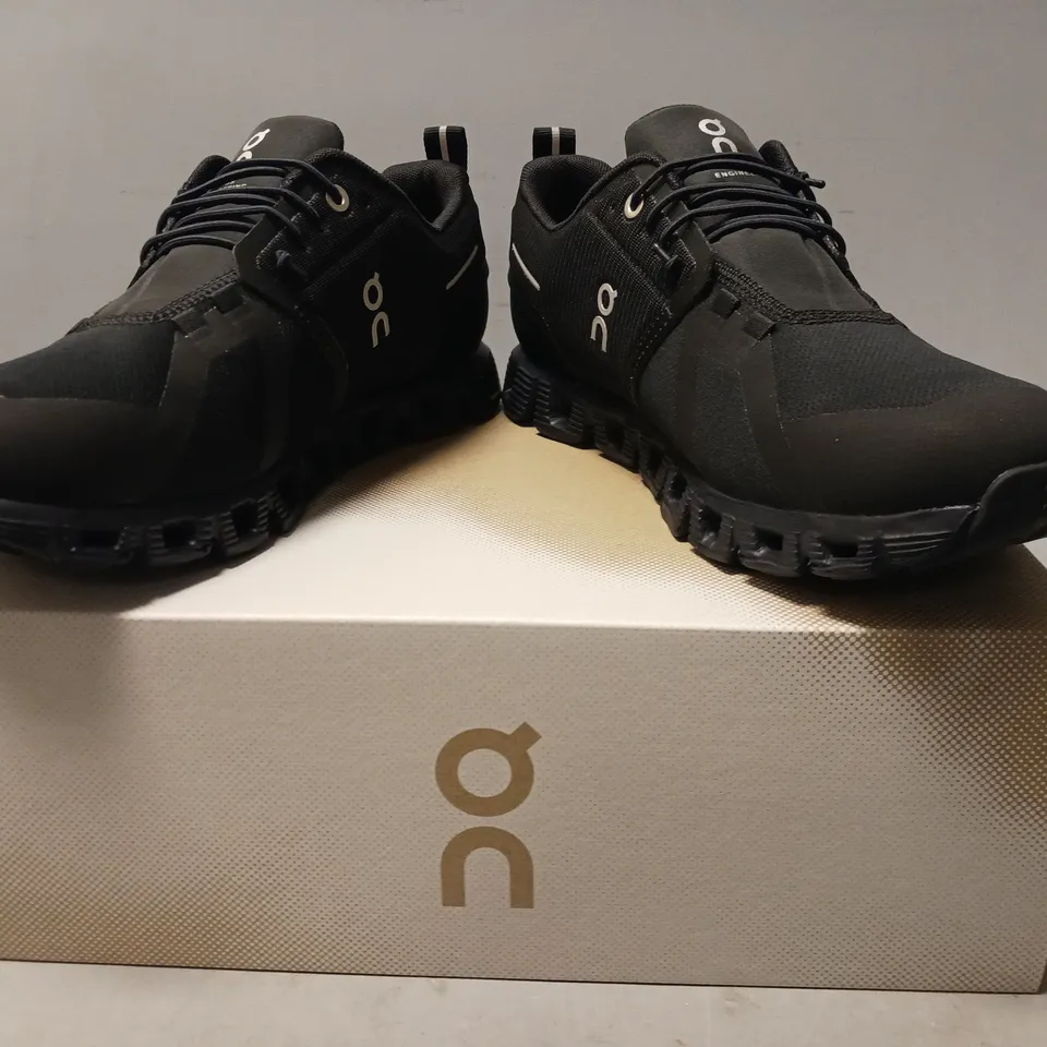 BOXED PAIR OF ON CLOUD 5 WATERPROOF SHOES IN BLACK UK SIZE 7.5