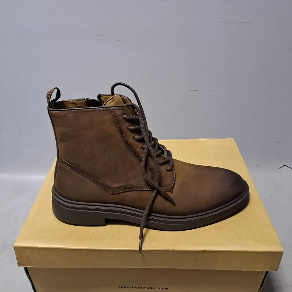 BOXED PAIR OF JONES FARNHAM BOOTS IN DARK BROWN SIZE 7