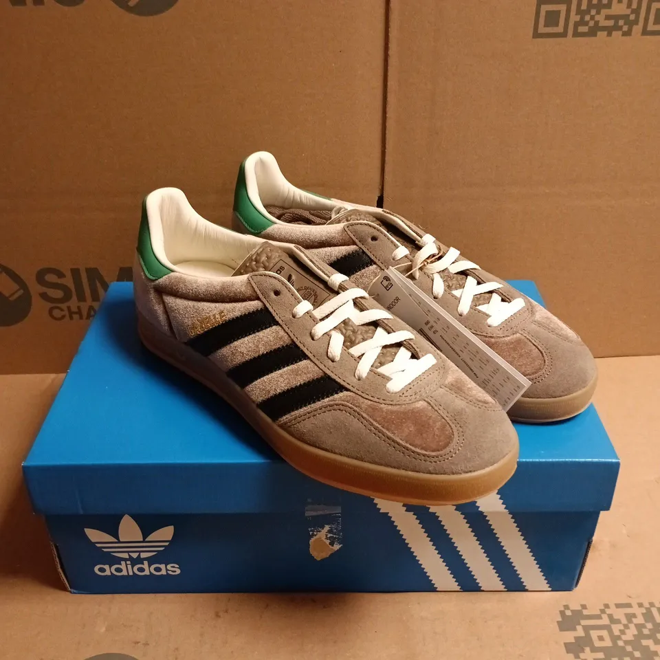BOXED PAIR OF ADIDAS ORIGINALS GAZELLE TRAINERS - 6.5