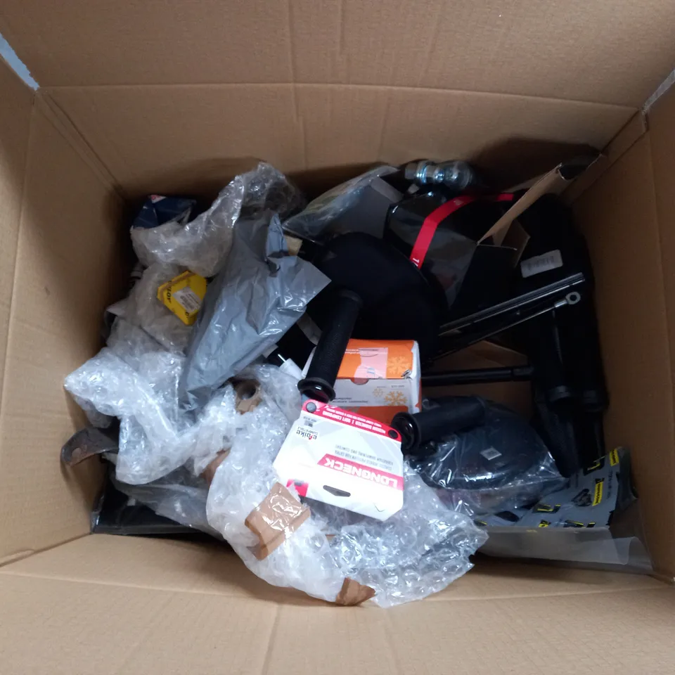 BOX OF APPROX 30 ASSORTED ITEMS INCLUDING BRAKE PADS, UNIVERSAL CAR HOLDER AND STRUTS