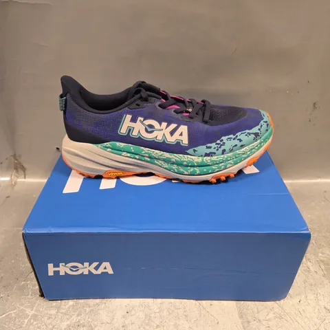 BOXED PAIR HOKA SPEEDGOAT 6 WIDE TRAINERS - 6.5