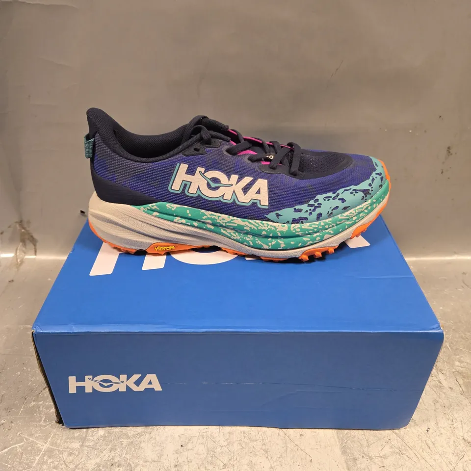 BOXED PAIR HOKA SPEEDGOAT 6 WIDE TRAINERS - 6.5