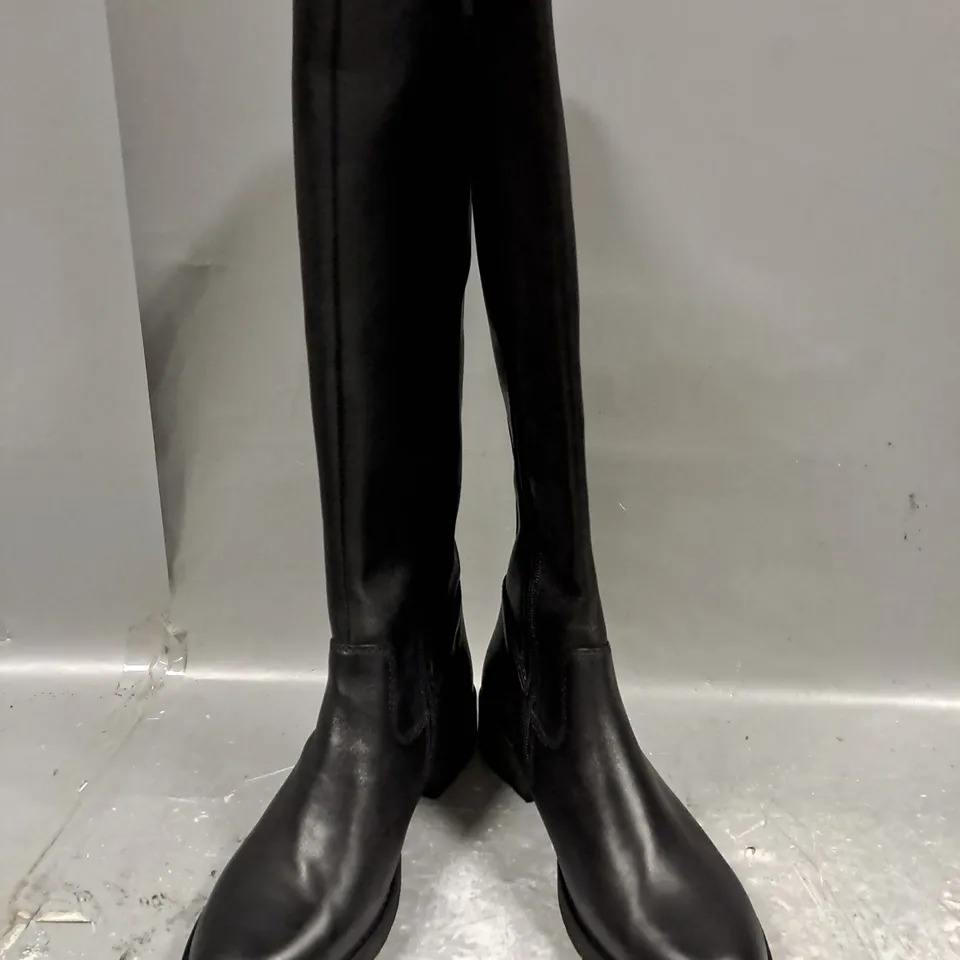 BOXED PAIR OF RIEKER KNEE-HIGH BOOTS IN BLACK EU SIZE 40