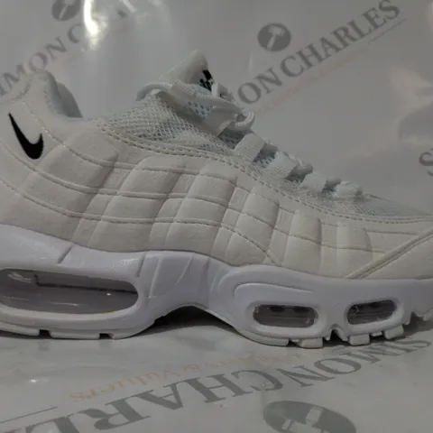BOXED PAIR OF NIKE AIR MAX SHOES IN WHITE UK SIZE 5.5