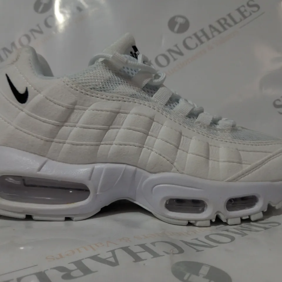 BOXED PAIR OF NIKE AIR MAX SHOES IN WHITE UK SIZE 5.5