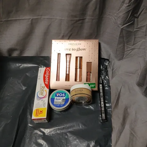 APPROXIMATELY 15 ASSORTED COSMETICS INCLUDING TOOTHPASTE, TEXTURISING GUM, PRO COLLAGEN BALM, FACE AND LIP MAKE UP SET ETC