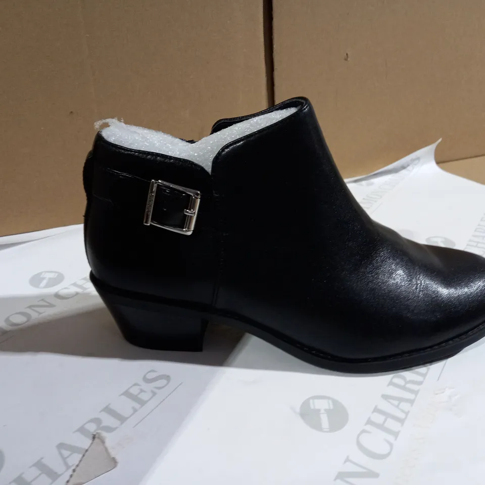 SIZE 5 VIONIC JOJO TRAINER ROSE
