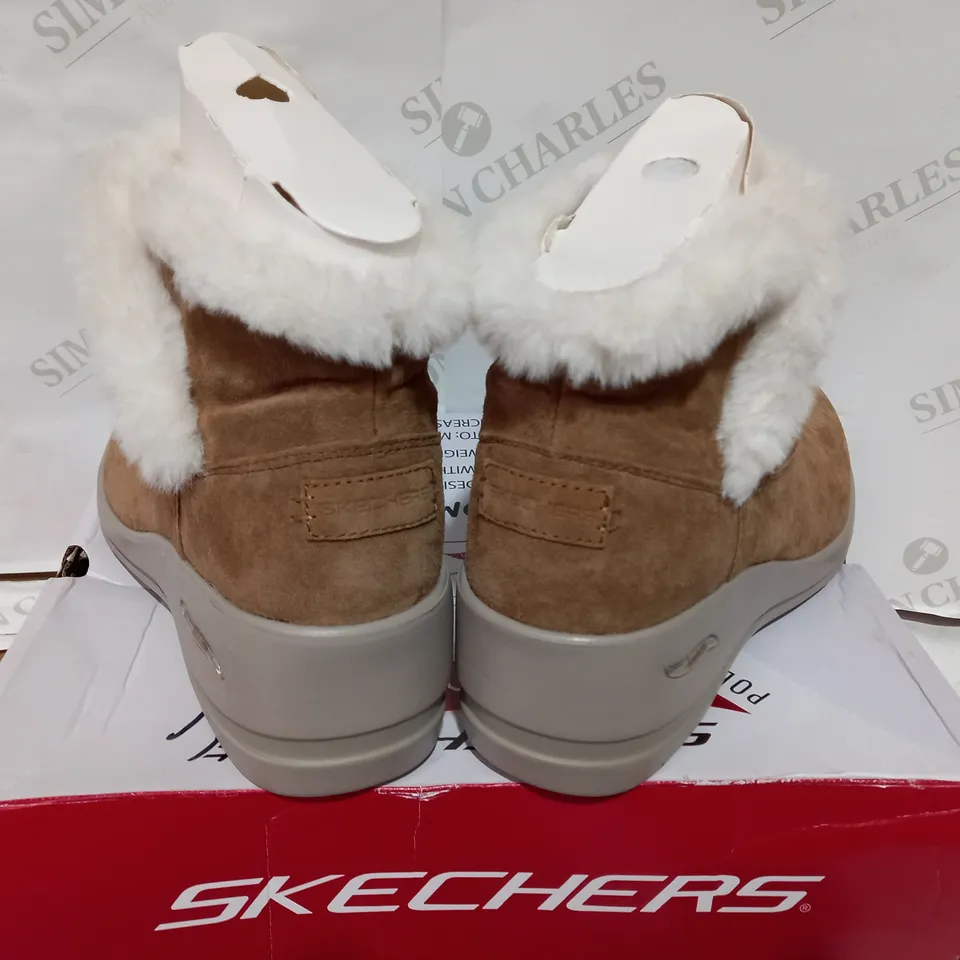 BOXED PAIR OF SKECHERS TAN LEATHER BOOT - SIZE 8