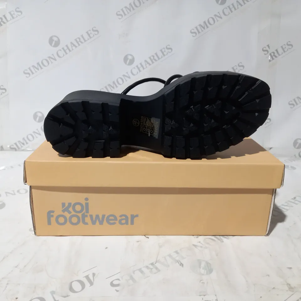 BRAND NEW BOXED PAIR OF KOI VEGAN BLOOMING DAISY OASIS STRAPPY SLIDERS IN BLACK - UK SIZE 7