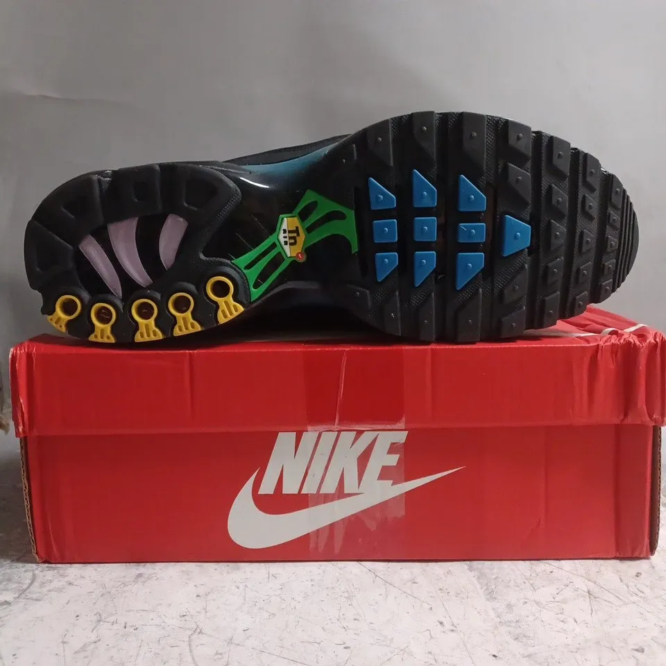 BOXED PAIR OF NIKE AIR MAX PLUS SHOES IN BLACK/BLUE SIZE UK 10