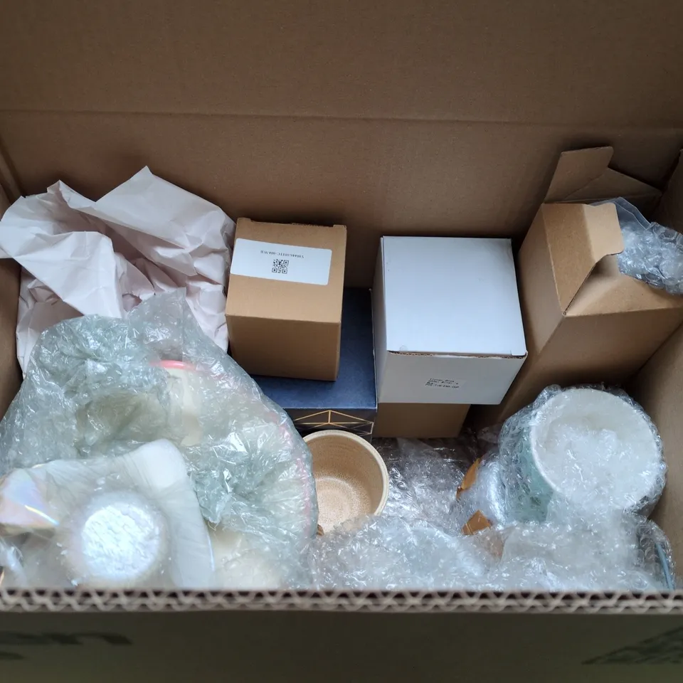 LOT OF APPROXIMATELY 20 ASSORTED POTTERY ITEMS TO INCLUDE MUGS, SOUP MUG AND A GLITTER PHOTO FRAME