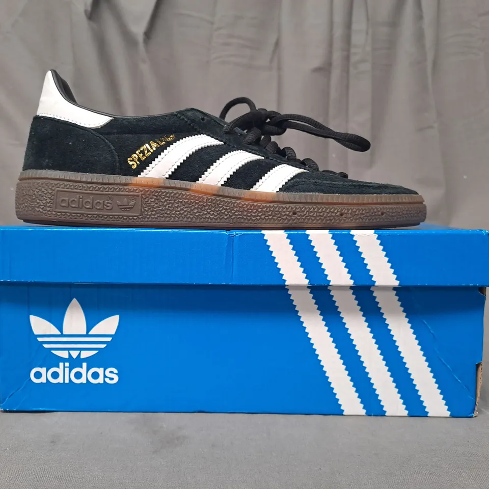 BOXED PAIR OF ADIDAS HANDBALL SPEZIAL SHOES IN BLACK/WHITE UK SIZE 5