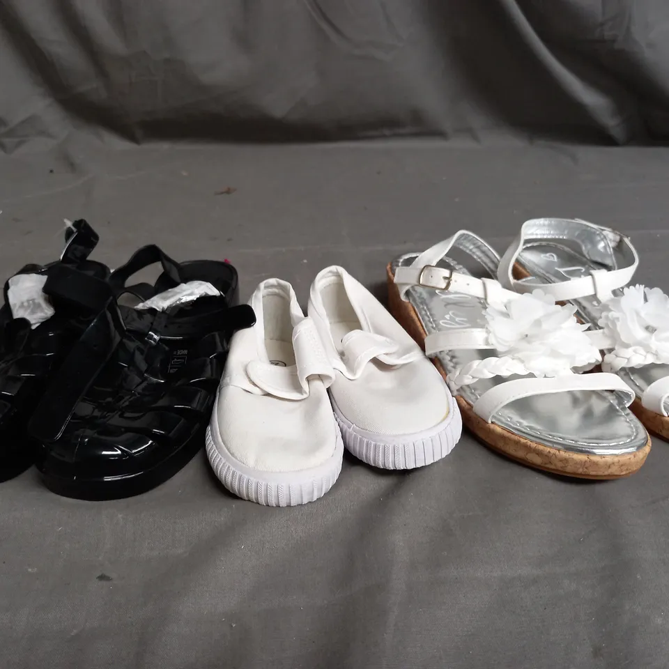 APPROXIMATELY 13 ASSORTED KIDS PAIRS OF SHOES IN VARIOUS COLOURS, STYLES, AND SIZES