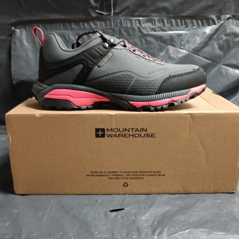 BOXED PAIR OF MOUNTAIN WAREHOUSE COLLIE WOMENS WATERPROOF RUNNING SHOE IN GREY/RED SIZE UK 5