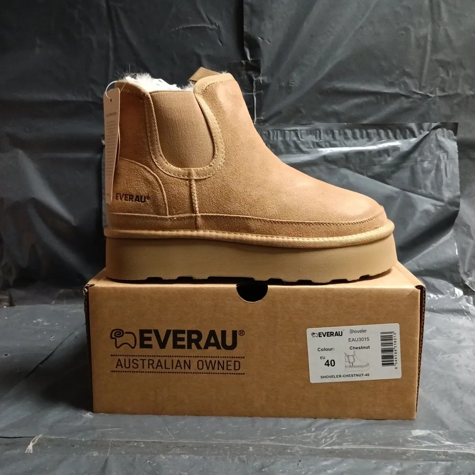 BOXED PAIR OF EVERAU SHOVELER ANKLE BOOTS IN CHESTNUT SIZE EU 40