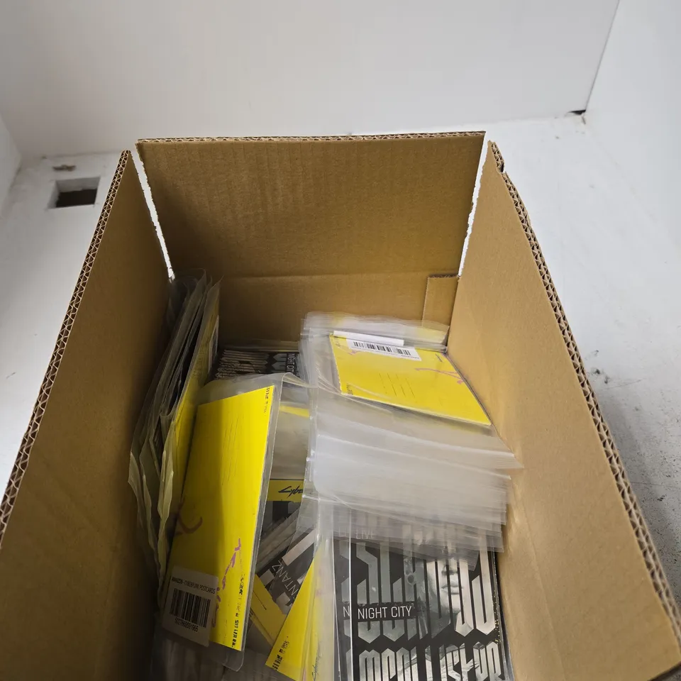 BOX OF APPROXIMATELY 100 X PACKS OF CYBERPUNK 2077 NIGHT CITY POSTCARDS (3 PER PACK)