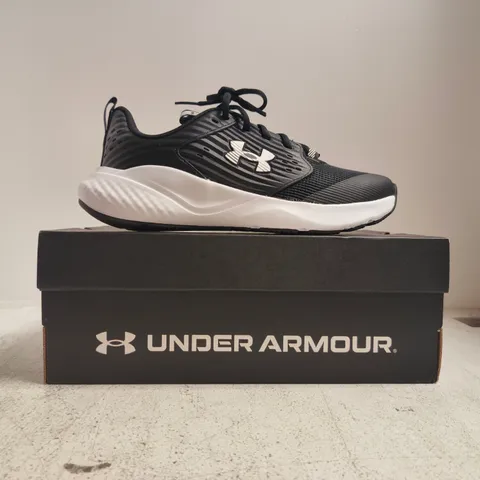 BOXED PAIR OF UNDERARMOUR TRAINERS IN BLACK/WHITE SIZE UK 7