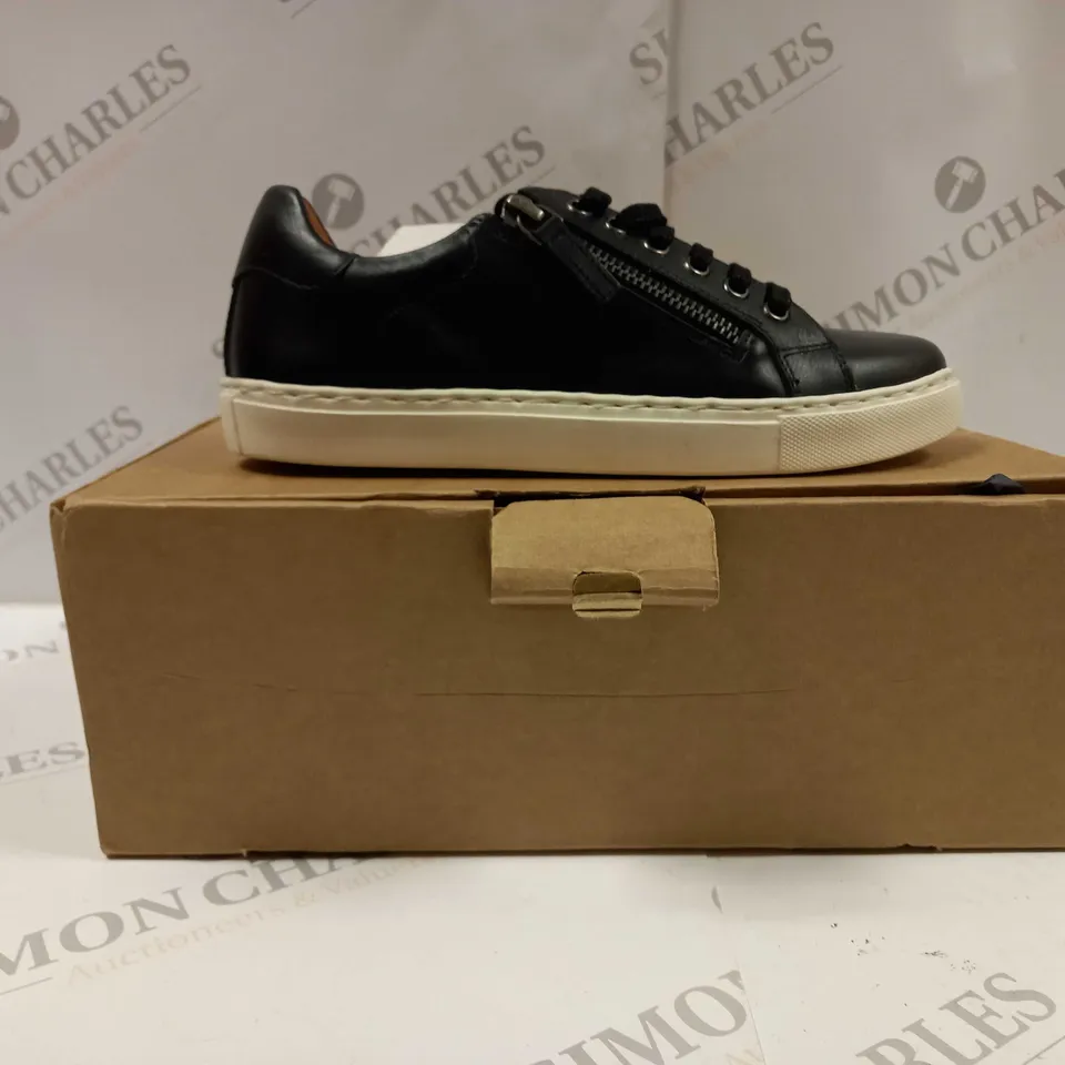 BOXED PAIR OF MAISON DE NIMES LEATHER ZIP SIDE TRAINERS IN BLACK - SIZE 3