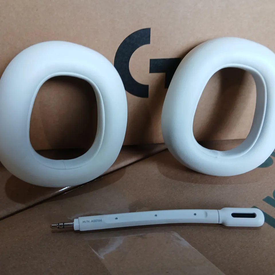 TEN HEADSET ACCESSORY SET TO INCLUDE; G735 HEADSET EAR PADS & BOOM – WHITE