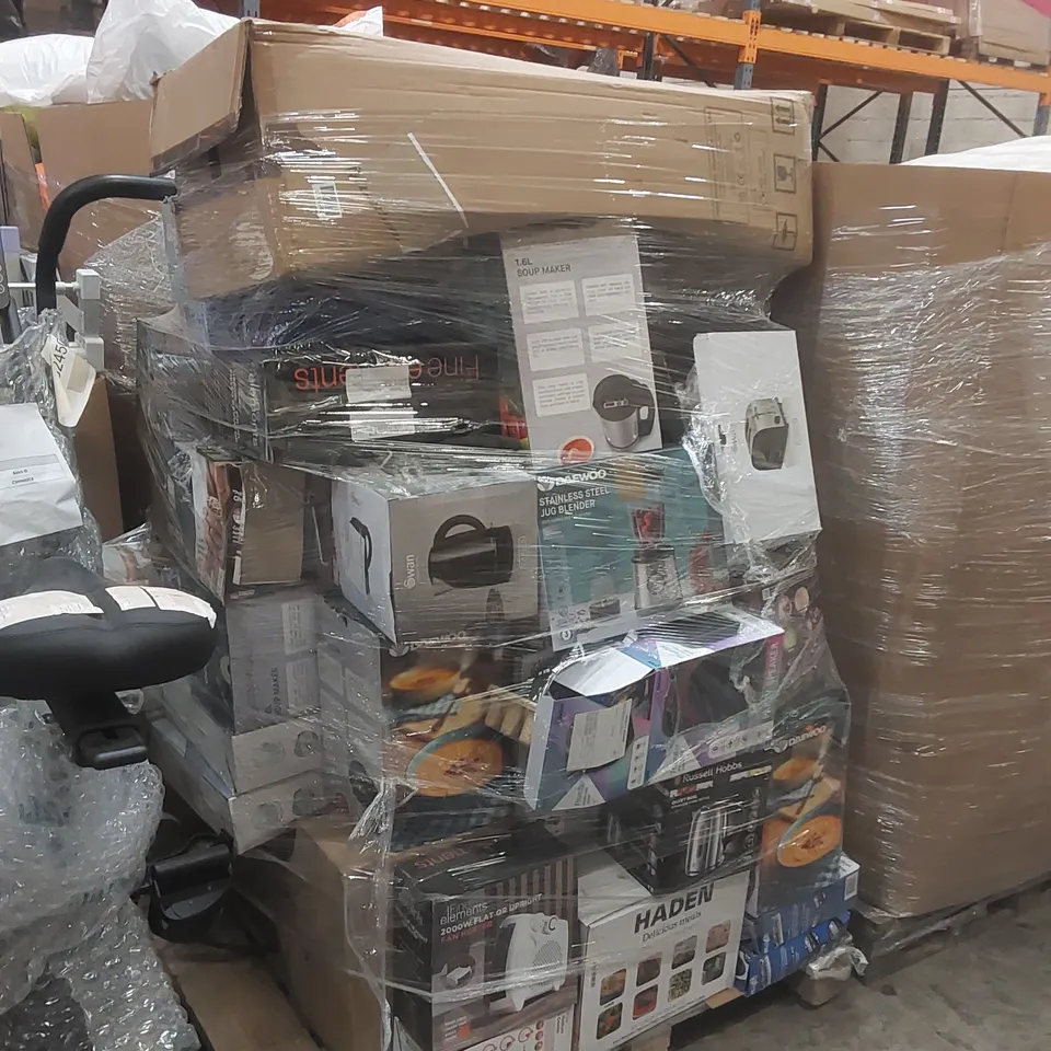PALLET CONTAINING A VERY LARGE QUANTITY OF ASSORTED HOME APPLIANCES INCLUDING: KETTLES, BLENDER, SOUP MAKERS, TOASTER, PARTY SPEAKER, FAN HEATER, AIR FRYER, SMART KARAOKE SET ECT
