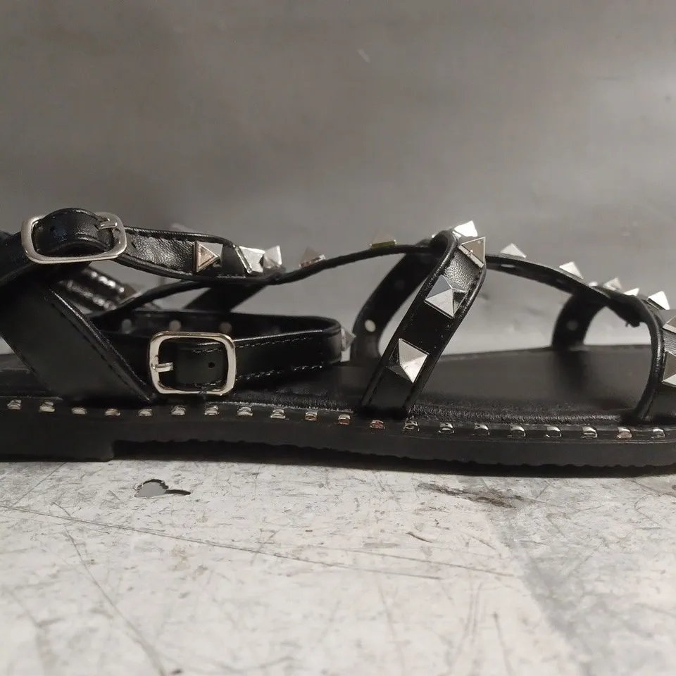 BOXED PAIR OF WHERE'S THAT FROM OPEN TOE FLAY STRAPPY SANDALS IN BLACK W. STUDS SIZE UK 8