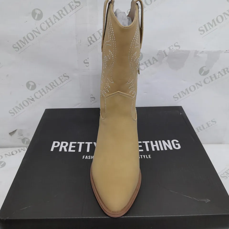BOXED PAIR OF FAUX LEATHER POINTED STITCH DETAILING CALF WESTERN BOOTS IN BEIGE - SIZE 4