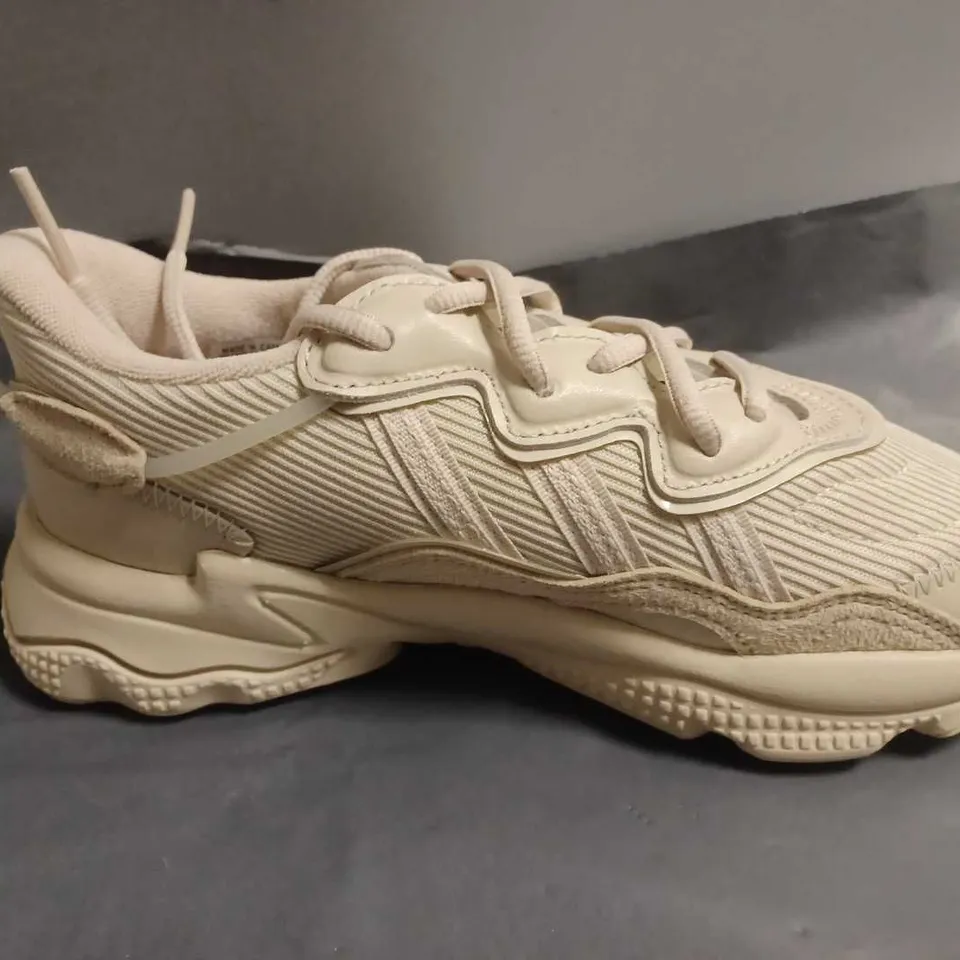 ADIDAS OZWEEGO TRAINERS IN CREAM - UK 3.5