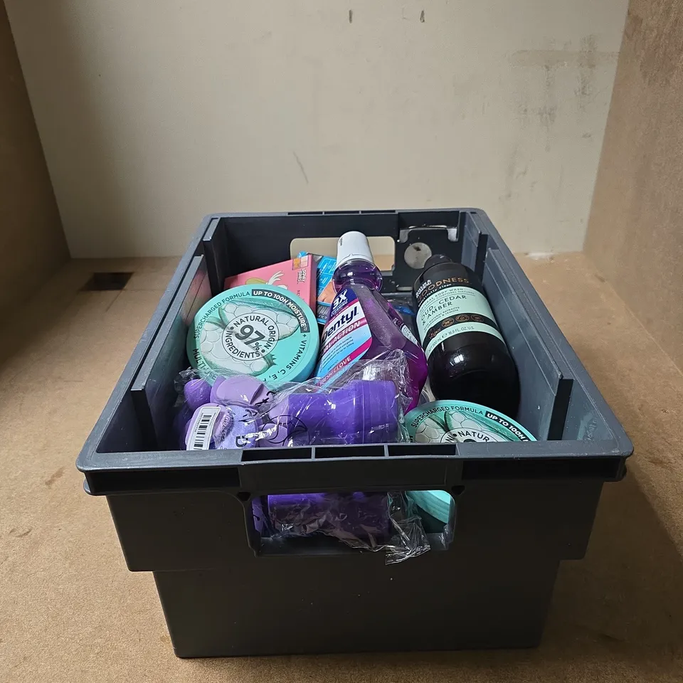 TOTE OF APPROXIMATELY 20 ASSORTED COSMETIC ITEMS TO INCLUDE BAYILS HARDING, DENTYL, LOONEY TUNES I LOVE REVOLUTION, GARNIER ETC