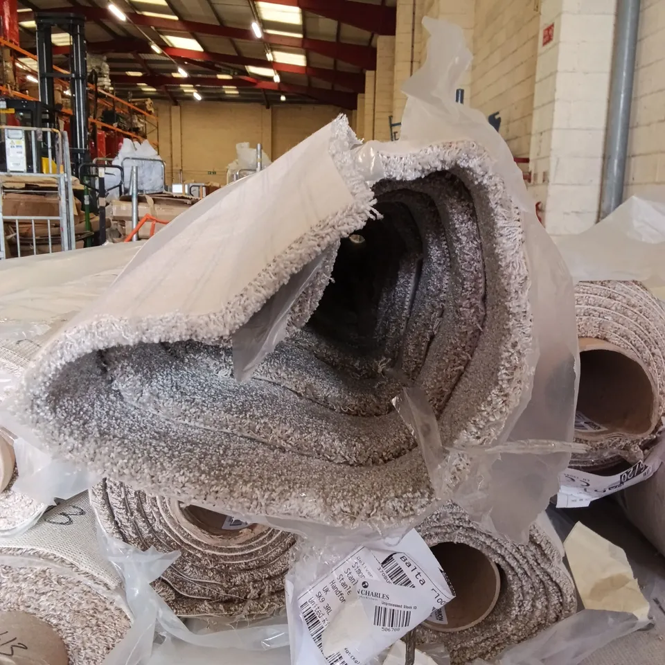 ROLL OF QUALITY SANTINO ROYALE CARPET // APPROX SIZE: 5.0 X 3.2m