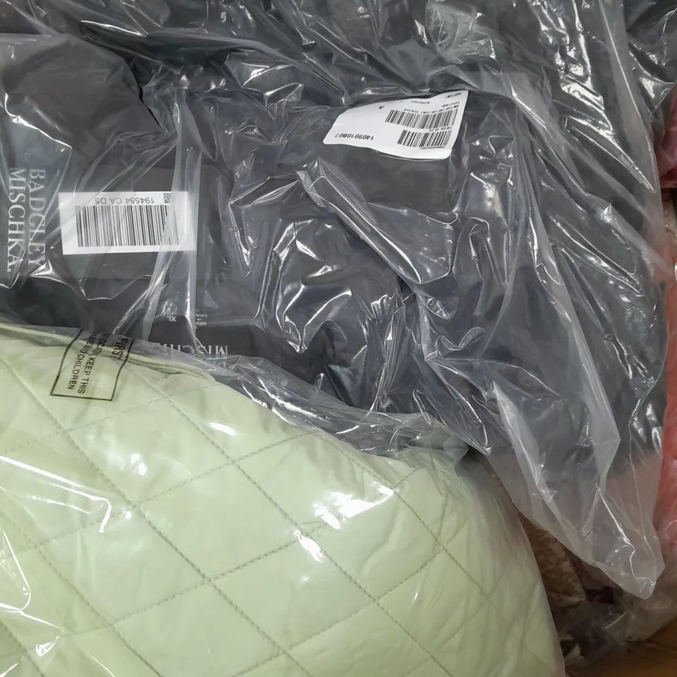 BOX OF APPROX 25 ASSORTED CLOTHING ITEMS TO INCLUDE - JACKET - TOPS - TROUSERS ECT