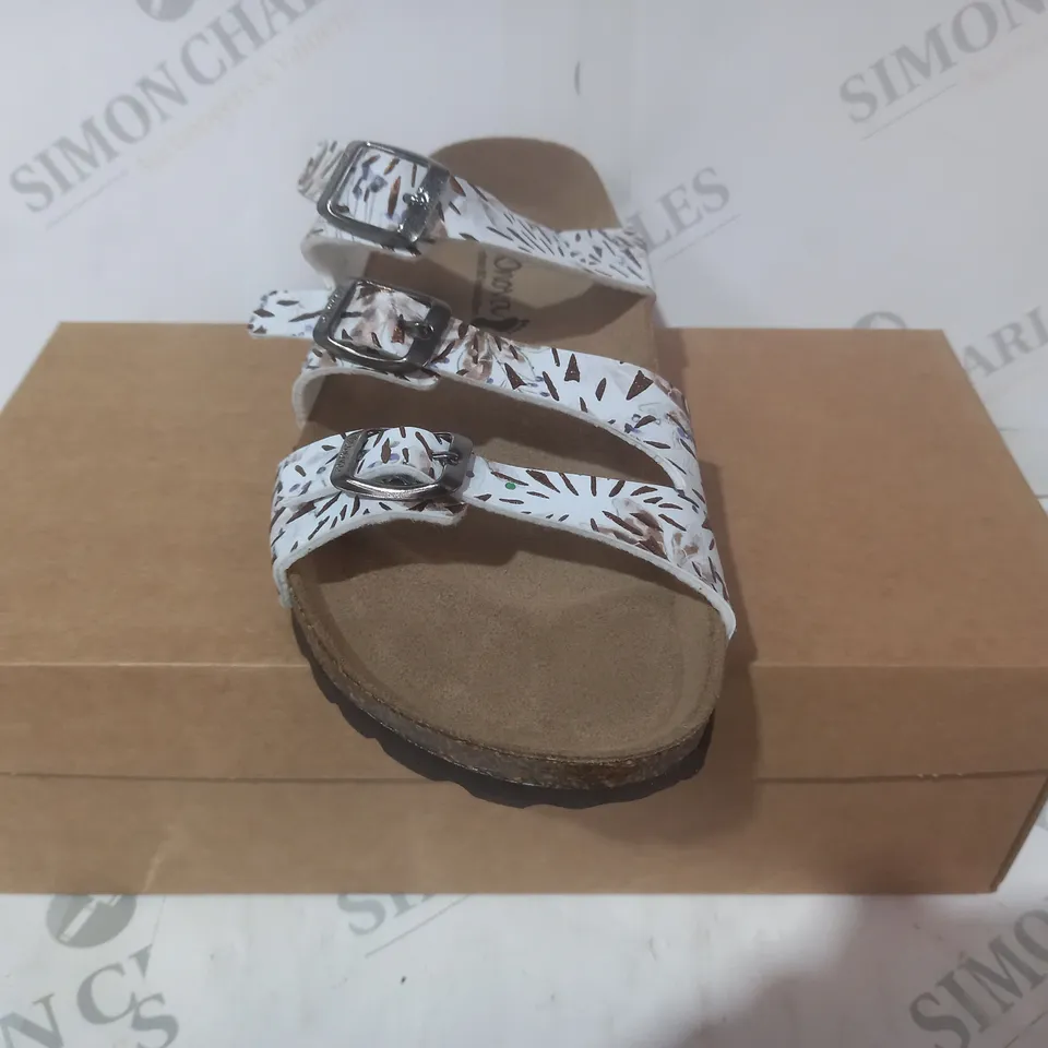 BOXED PAIR OF BONOVA OPEN TOE SANDALS IN WHITE/BLUE/BRONZE FLORAL DESIGN SIZE 7