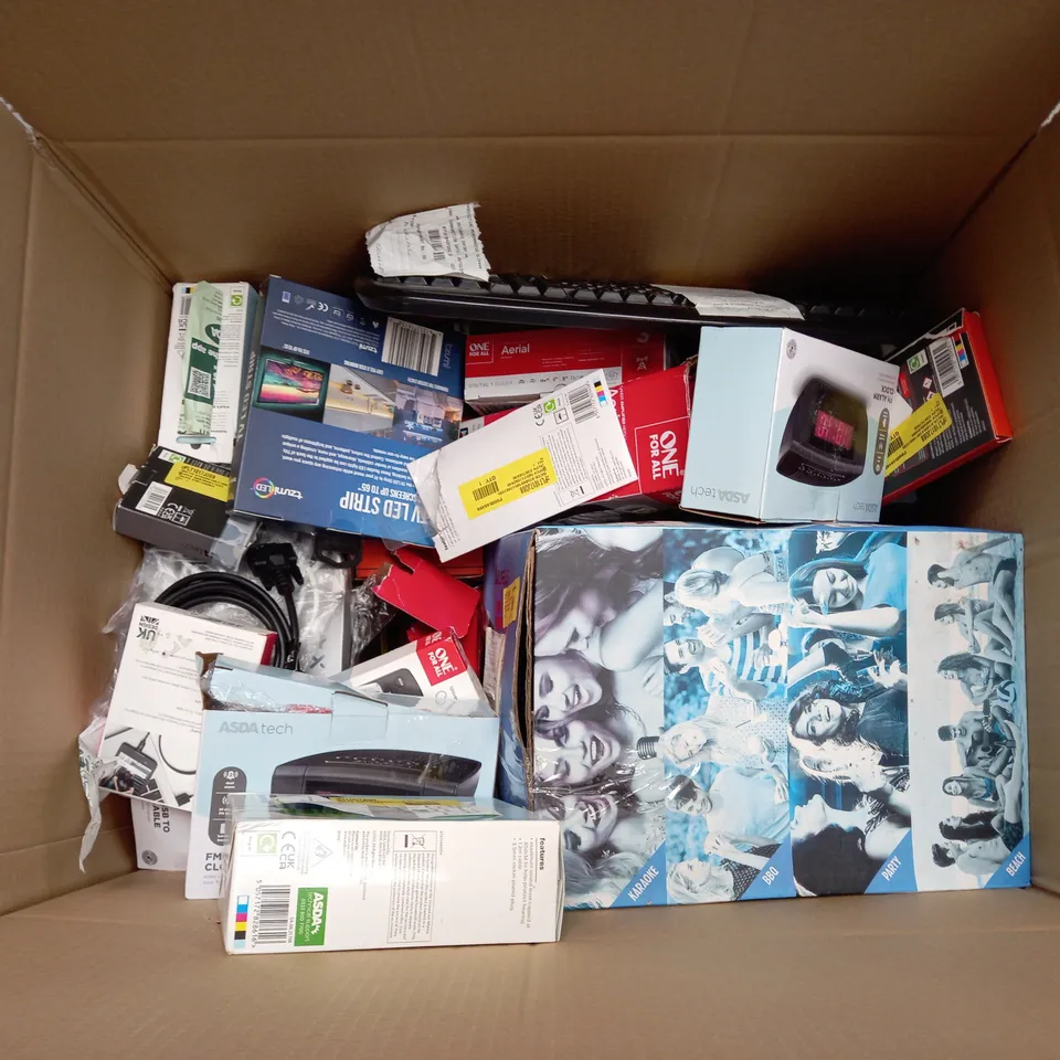 BOX OF APPROX 30 ASSORTED ELECTRICAL ITEMS TOO INCLUDE EARPHONES, RADIO AND AERIALS