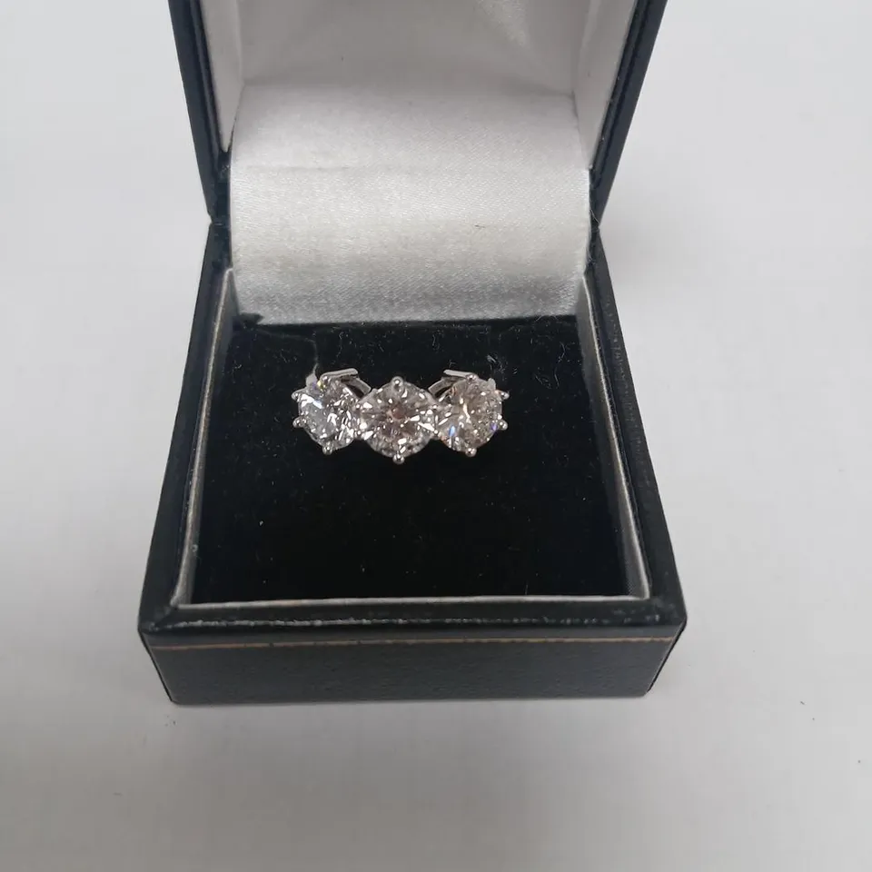 9CT WHITE GOLD THREE STONE RING SET WITH LAB GROWN DIAMONDS WEIGHING +3.17CT