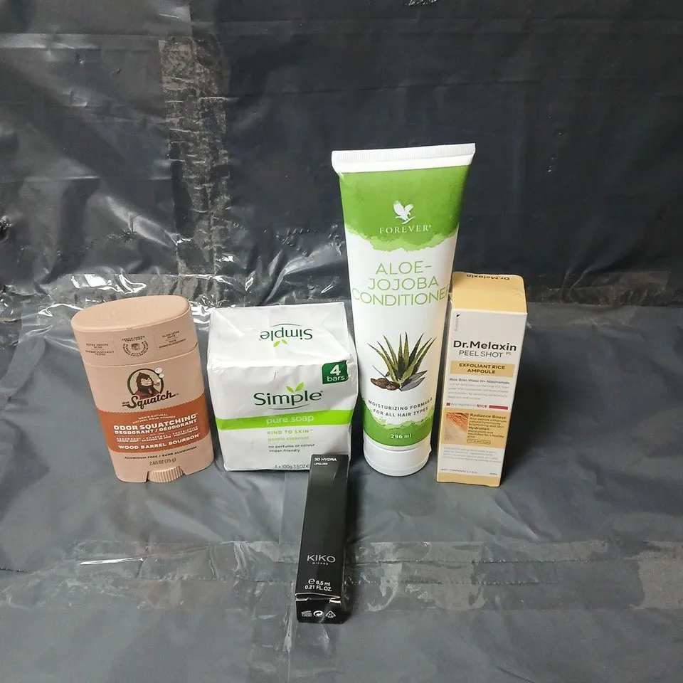 APPROXIMATEY 20 ASSORTED HEALTH AND BEAUTY PRODUCTS TO INCLUDE DR MELAXIN PEEL SHOT, SIMPLE SOAP AND DR SQUATCH STICK DEODORANT