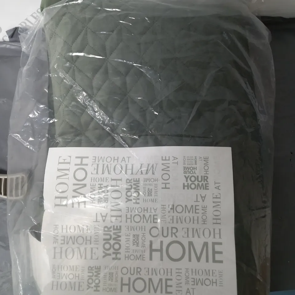 Velvet Embroidered Esme Duvet Cover Set - Green