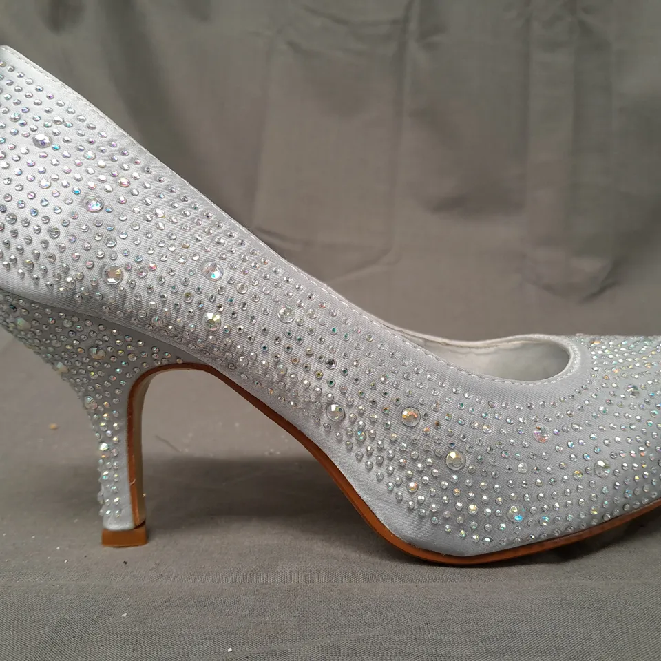 BOX OF APPROXIMATELY 10 BOXED PAIRS OF OCCASIONS BY CASANDRA CLOSED TOE MID HEEL SHOES IN SILVER SATIN W. JEWEL EFFECT - VARIOUS SIZES