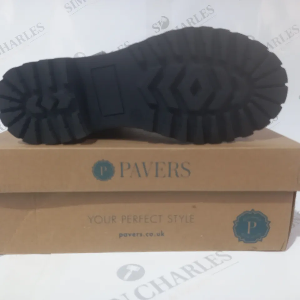 BOXED PAIR OF PAVERS LEATHER ANKLE BOOTS IN BLACK W. QUILTED EFFECT SIZE 4