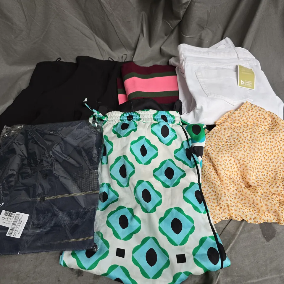 BOX OF APPROXIMATELY 20 ASSORTED CLOTHING ITEMS TO INCLUDE DRESS, SCARF, JEANS, ETC