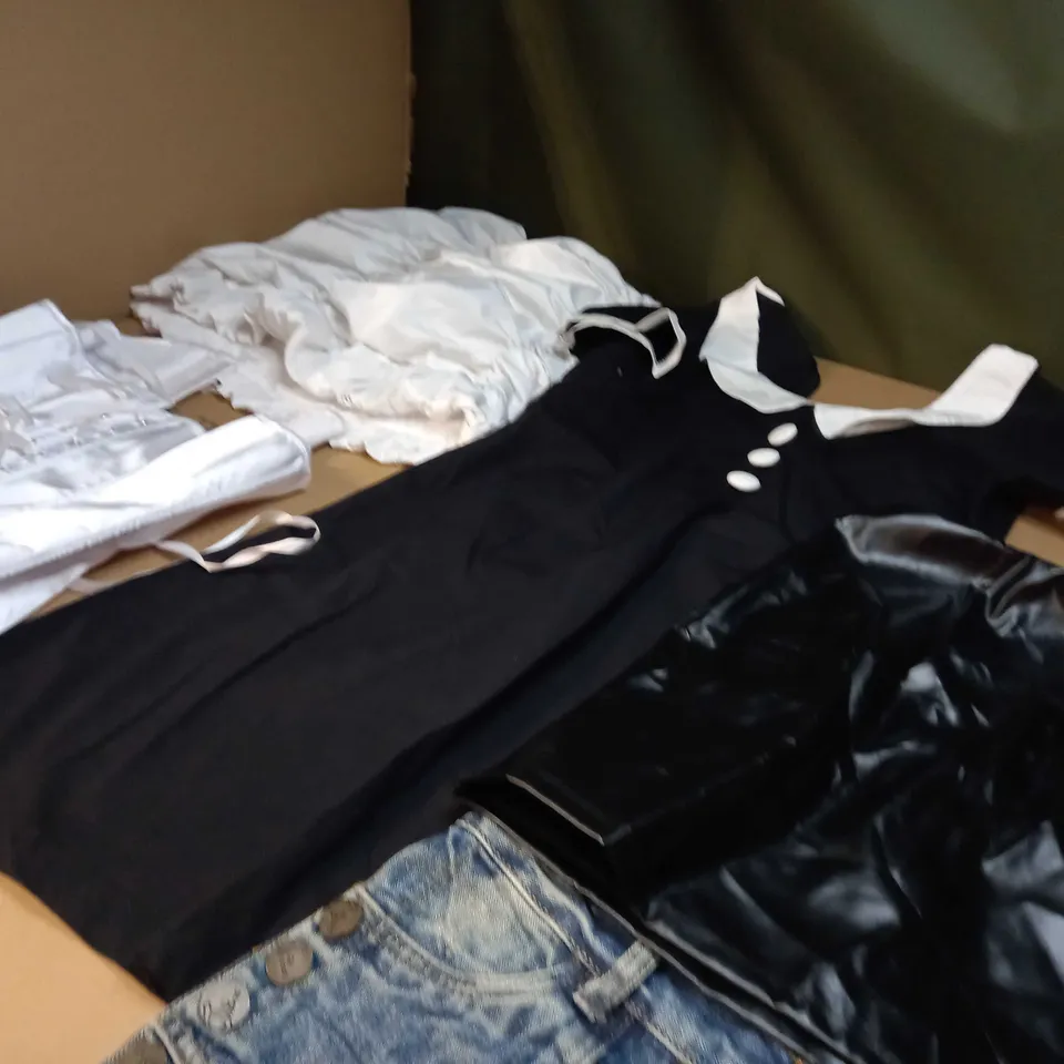 LOT OF APPROX 25 ASSORTED CLOTHING ITEMS VARYING IN SIZE/COLOUR/STYLE TO INCLUDE: TROUSERS, TOPS, DRESSES