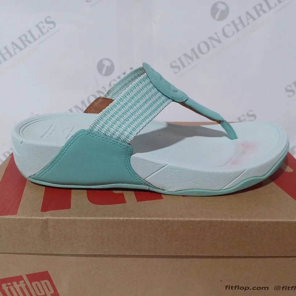 BOXED FITFLOP WALKSTAR FINESTRIPE WEBBING TOE POST SANDALS IN CORAL - SIZE 6