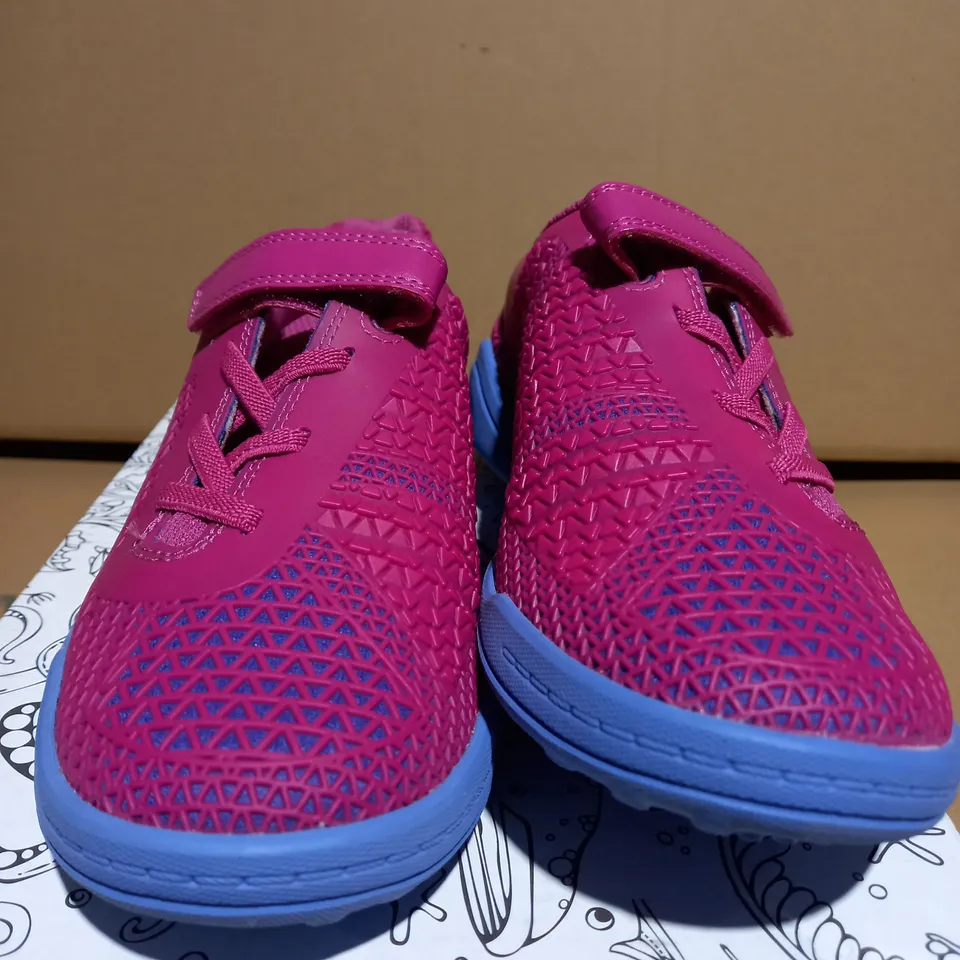 CLARKS AWARD SWIFT PINK COMBI KIDS TRAINER - SIZE 2.5 