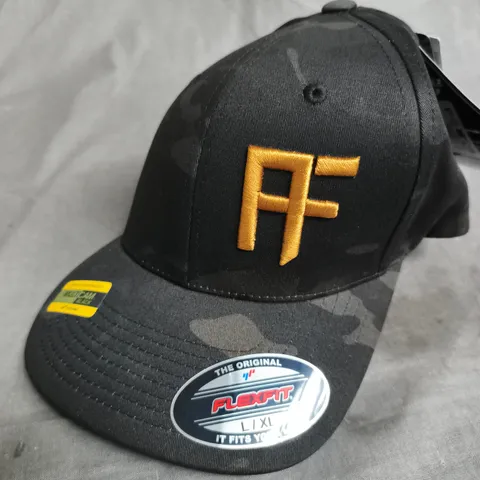 FLEXFIT MULTICAM BLACK FITTED CAP – L/XL