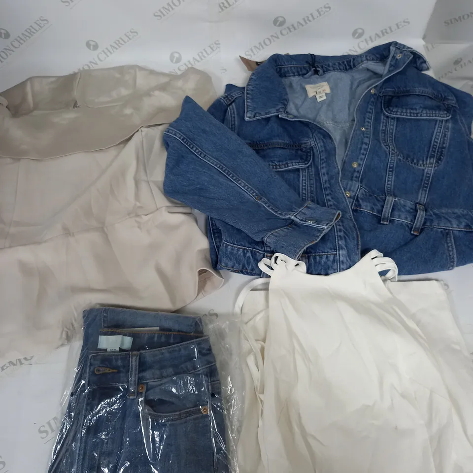 BOX OF APPROXIMATELY 25 ASSORTED CLOTHING ITEMS TO INCUDE - DRESS,  JUMPERS , T-SHIRTS , TROUSERS,ECT 