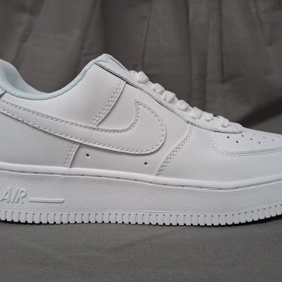 PAIR OF NIKE AIR FORCE 1 SHOES IN WHITE UK SIZE 6